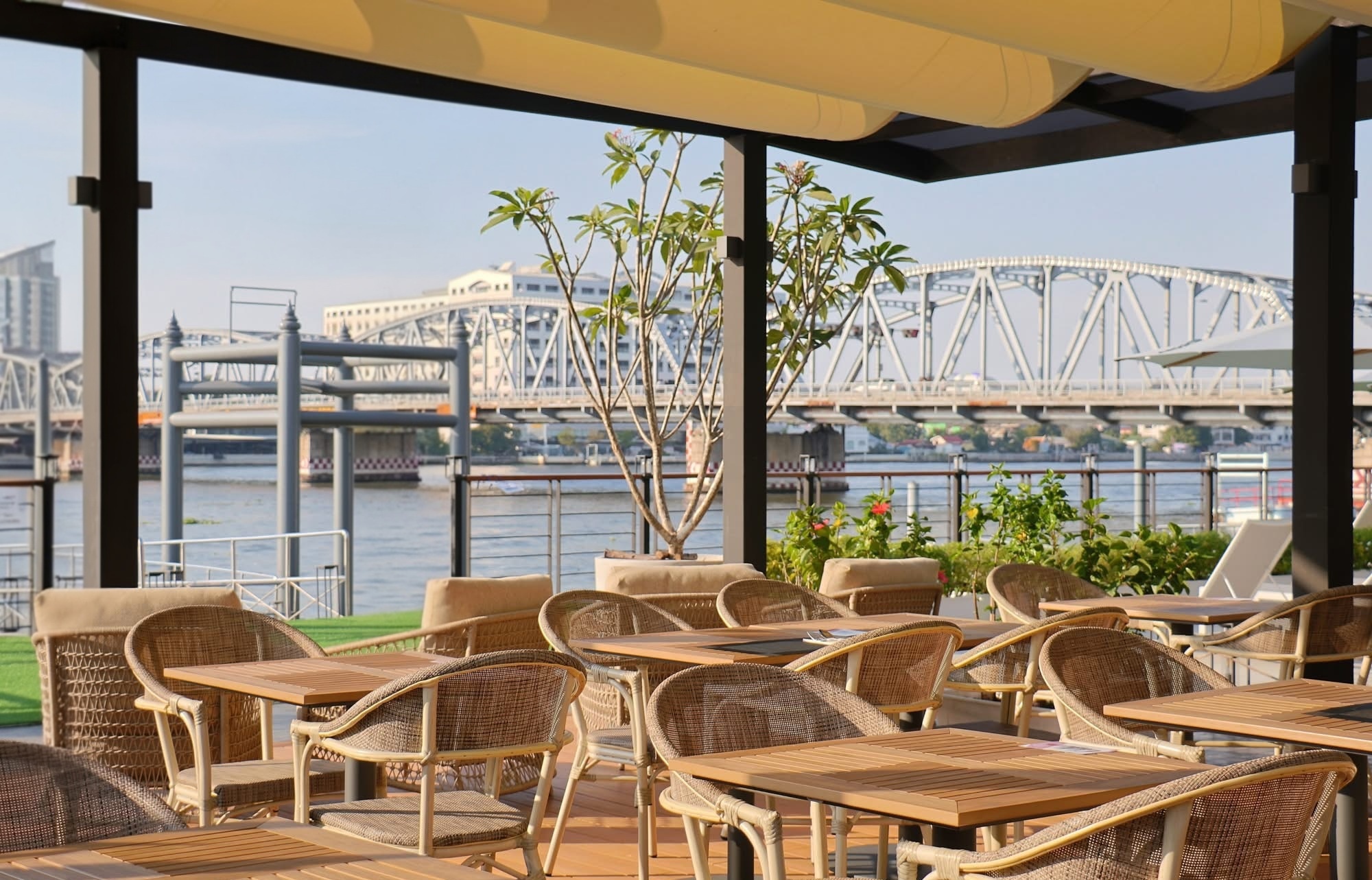 Currents Café &amp; Bar